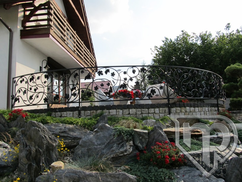 Obrazek przedstawiający stylowe połączenie kutych i stalowych balustrad